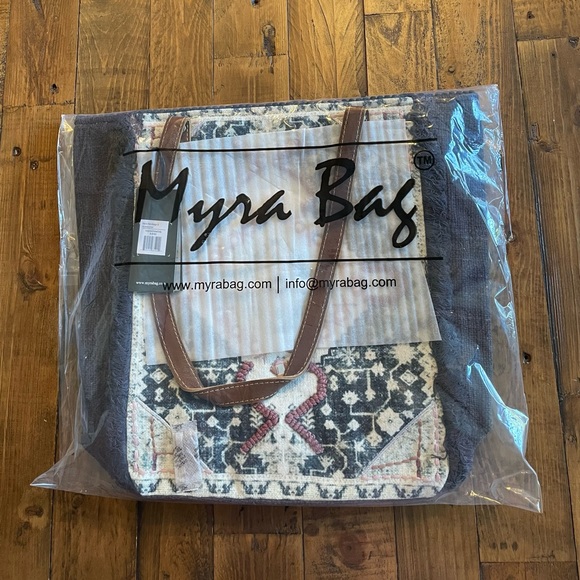 ▪️Myra Handcrafted Quilted Motif/Embroidered Tote - Picture 8 of 13